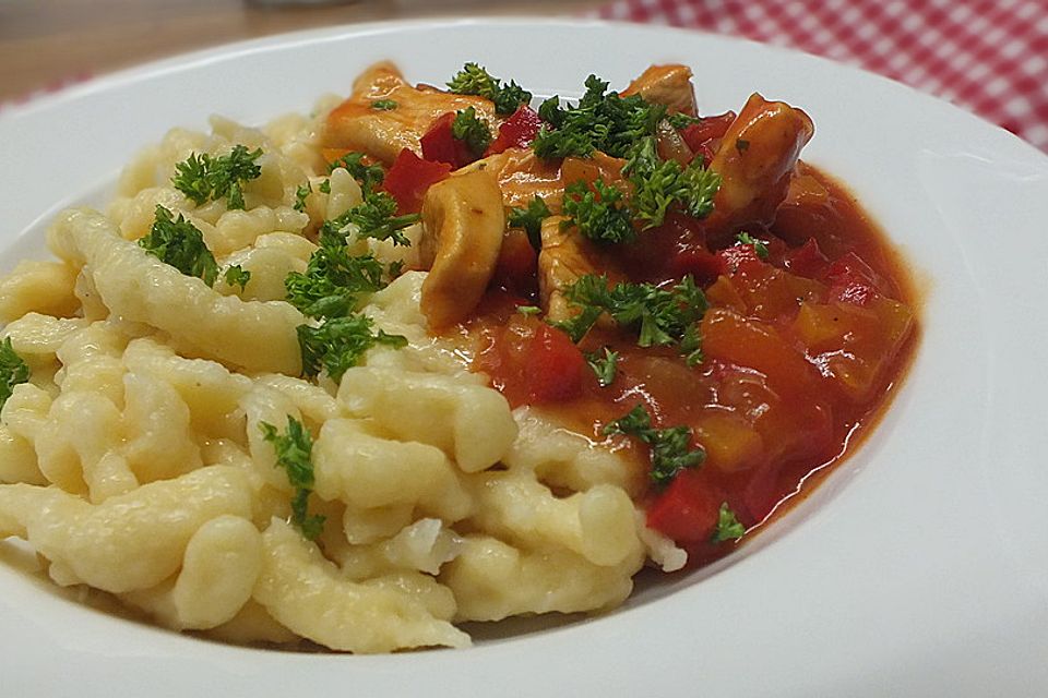 Spätzle mit Schnitzel-Paprika-Tomaten-Sauce