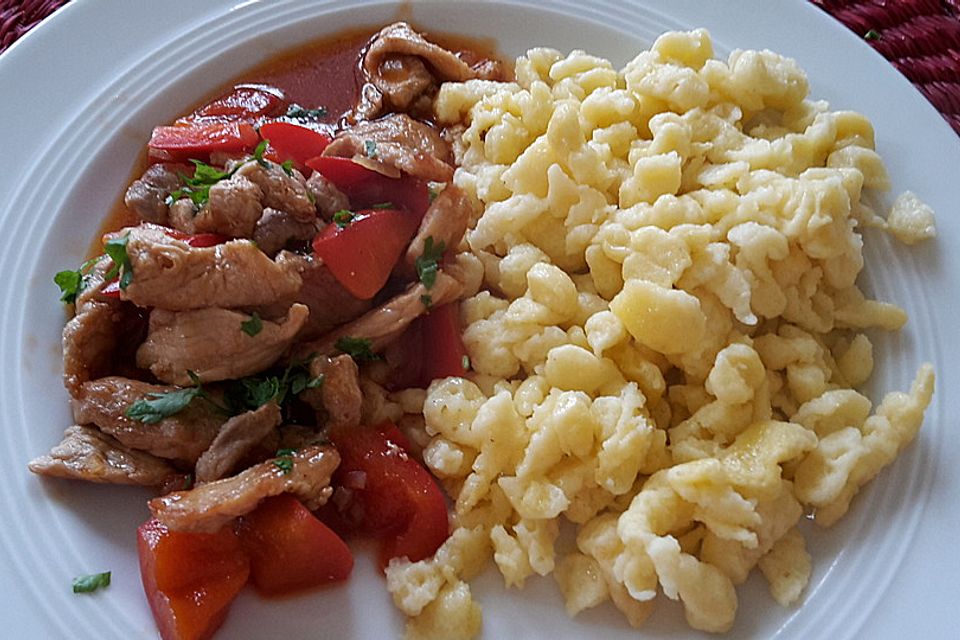 Spätzle mit Schnitzel-Paprika-Tomaten-Sauce