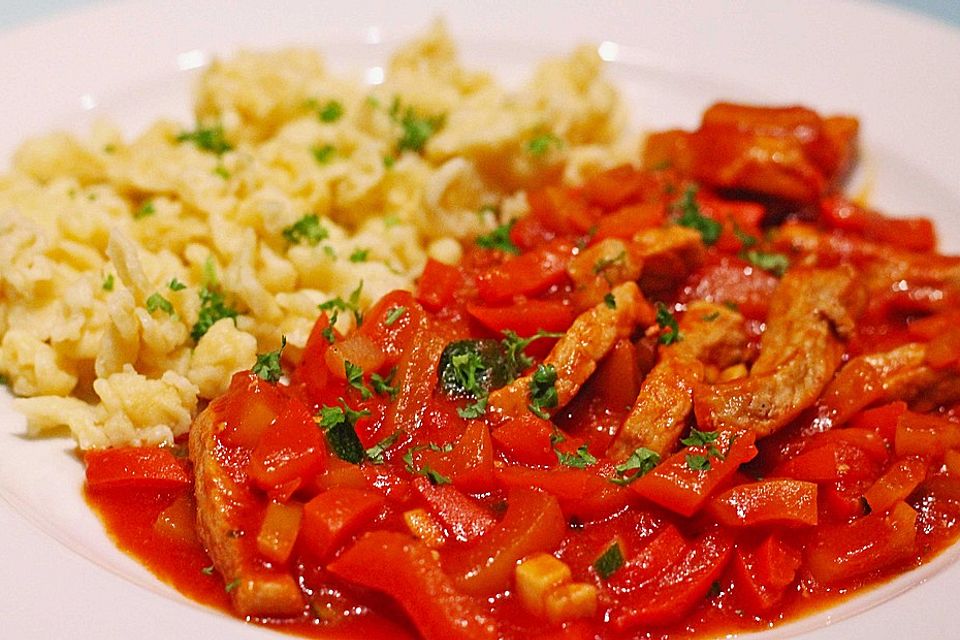 Spätzle mit Schnitzel-Paprika-Tomaten-Sauce