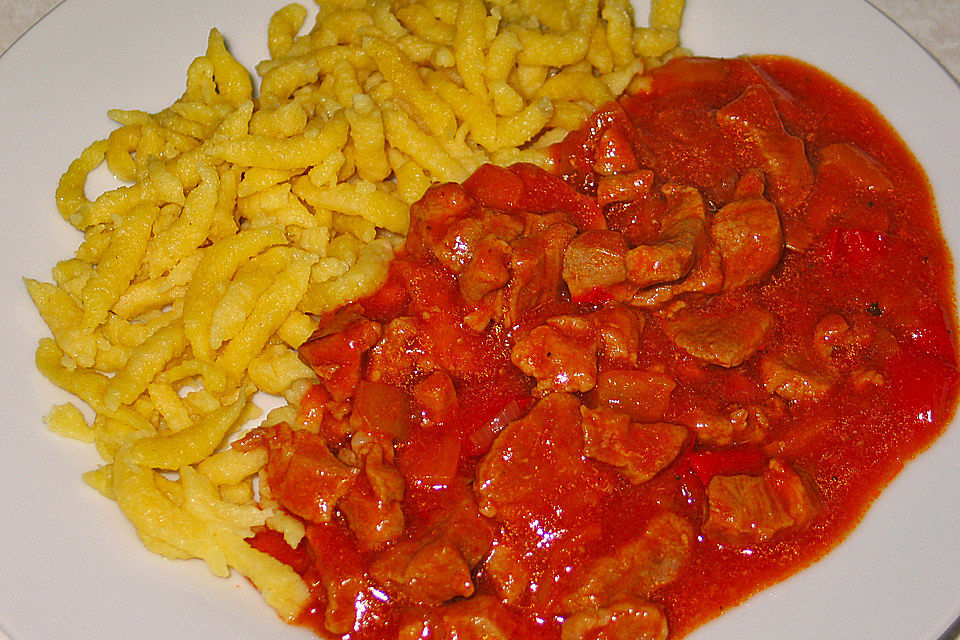 Spätzle mit Schnitzel-Paprika-Tomaten-Sauce