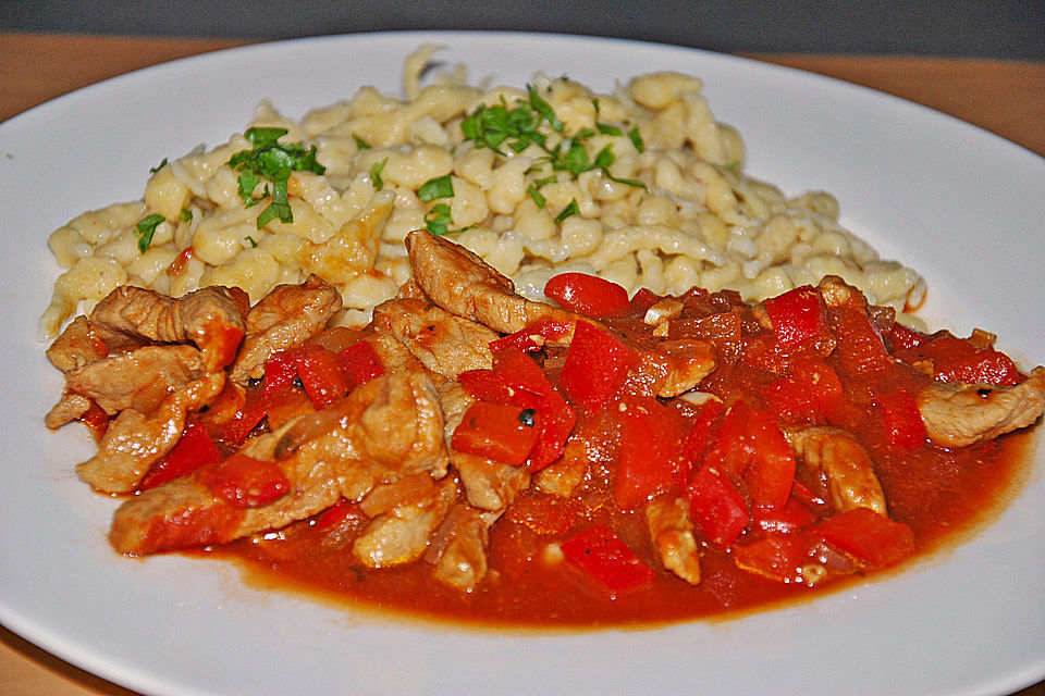 Spätzle mit Schnitzel-Paprika-Tomaten-Sauce