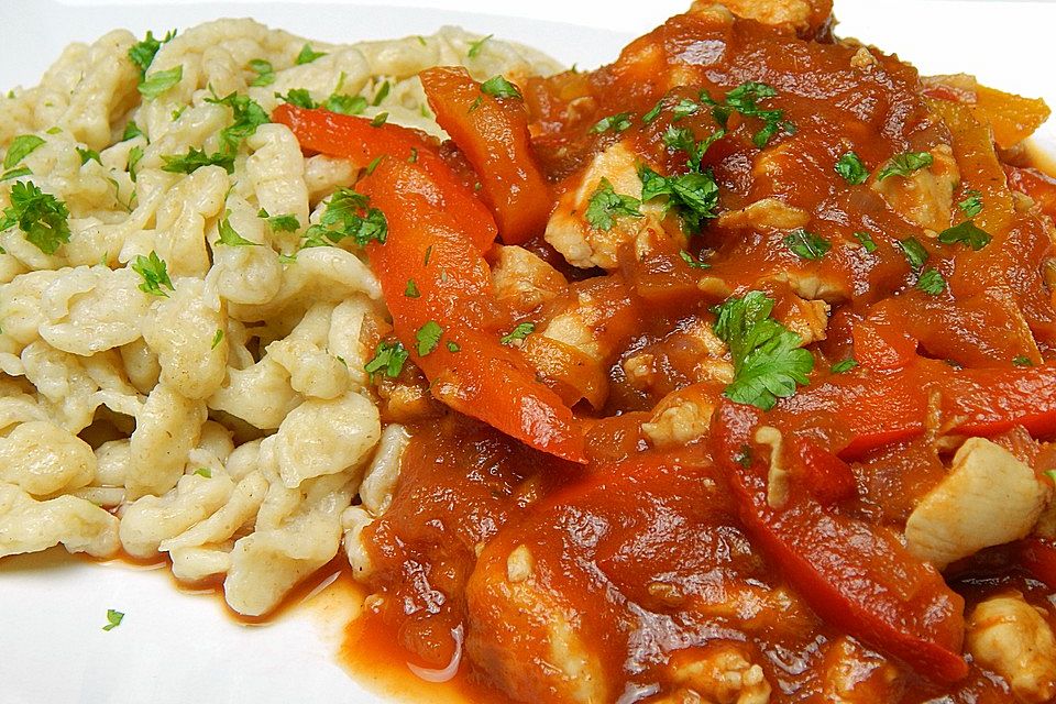 Spätzle mit Schnitzel-Paprika-Tomaten-Sauce