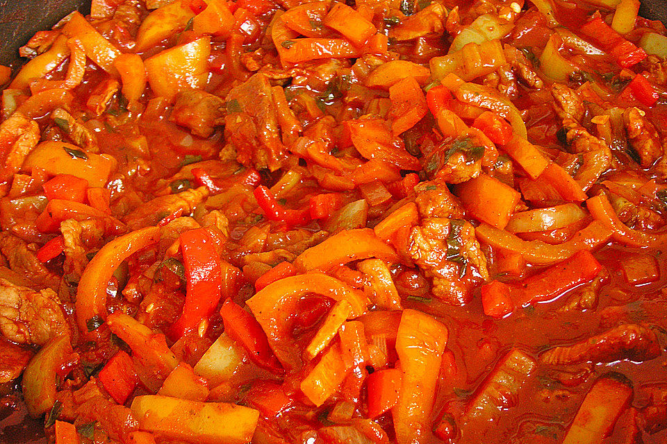 Spätzle mit Schnitzel-Paprika-Tomaten-Sauce