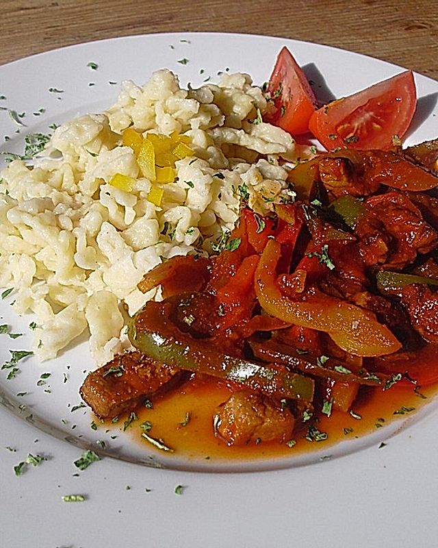Spätzle mit Schnitzel-Paprika-Tomaten-Sauce