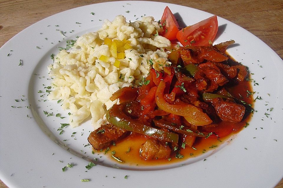 Spätzle mit Schnitzel-Paprika-Tomaten-Sauce