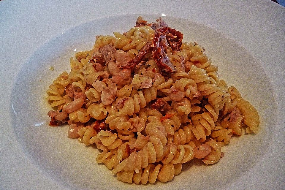 Fusilli mit Thunfisch, weißen Bohnen und getrockneten Tomaten