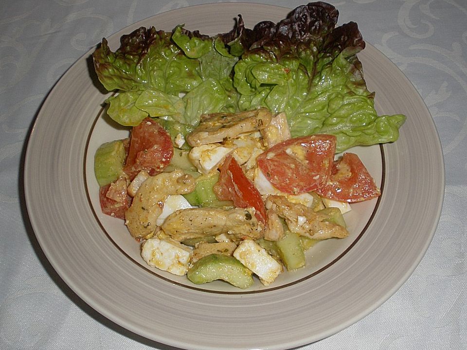 Gemischter Gemüsesalat mit Hähnchenbruststreifen