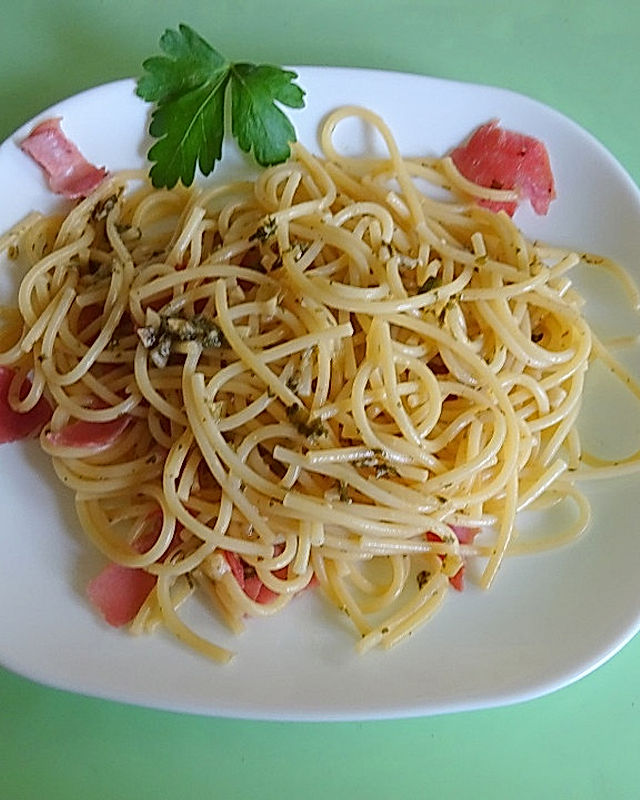 Spaghetti in Zitronenöl, Petersilie und Serranoschinken