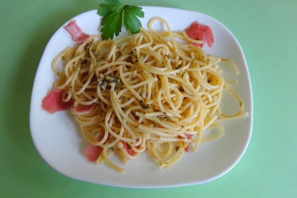 Spaghetti in Zitronenöl, Petersilie und Serranoschinken