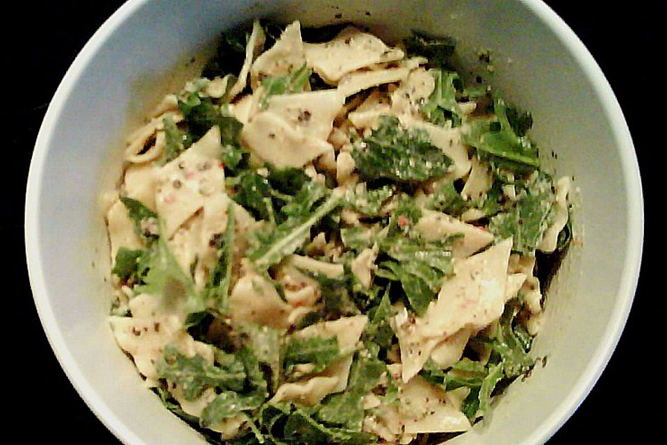 Nudel - Rucola - Salat mit Zitronen - Basilikum - Dressing