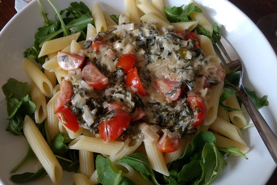 Penne mit Rucola und Tomaten in Weißweinsauce