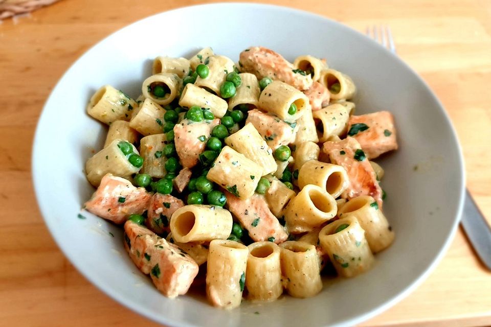 Penne mit Lachs, Erbsen und Safran