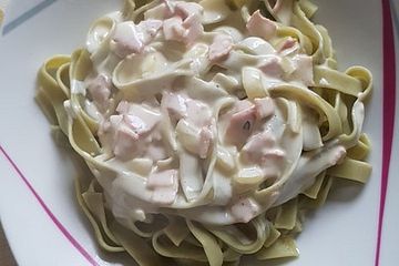 Grune Nudeln Mit Kase Sahne Sauce Von Fressbackchen Chefkoch