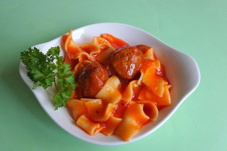 Spaghetti mit Tomatensoße und Frikadellen