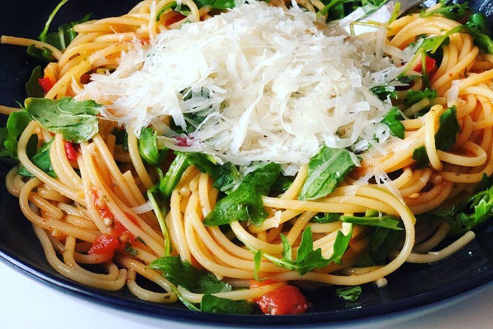 Pasta mit Tomaten und Rucola