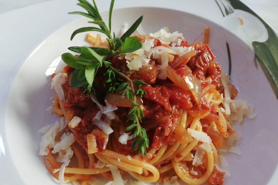 Pastasauce mit getrockneten Tomaten und Zwiebeln Pastasauce mit getrockneten Tomaten und Zwiebeln