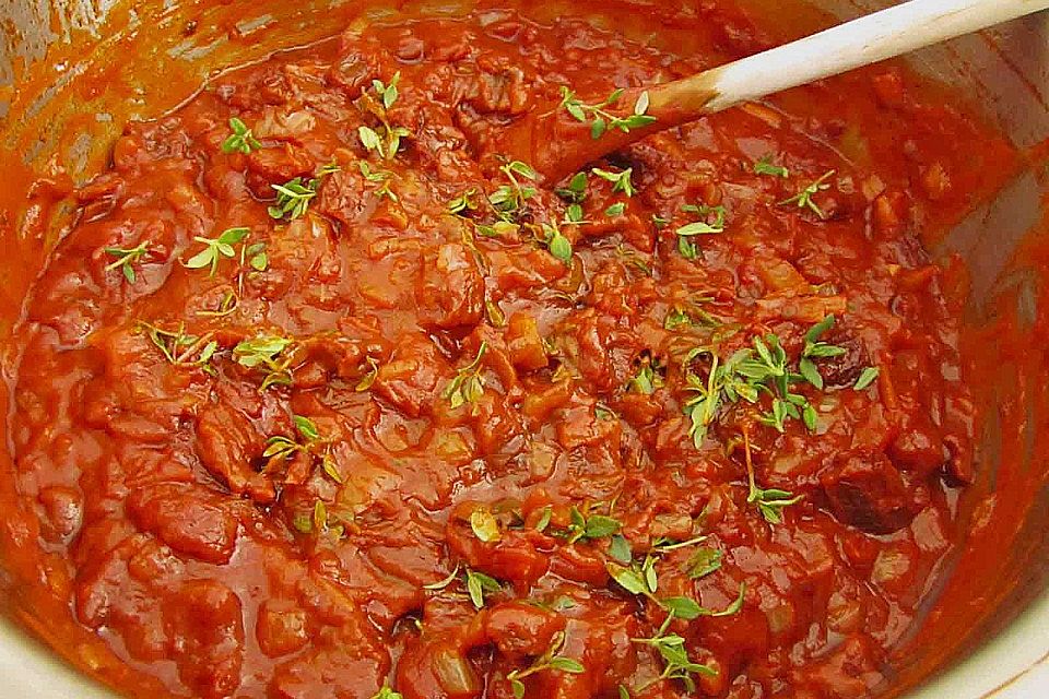 Pastasauce mit getrockneten Tomaten und Zwiebeln Pastasauce mit getrockneten Tomaten und Zwiebeln