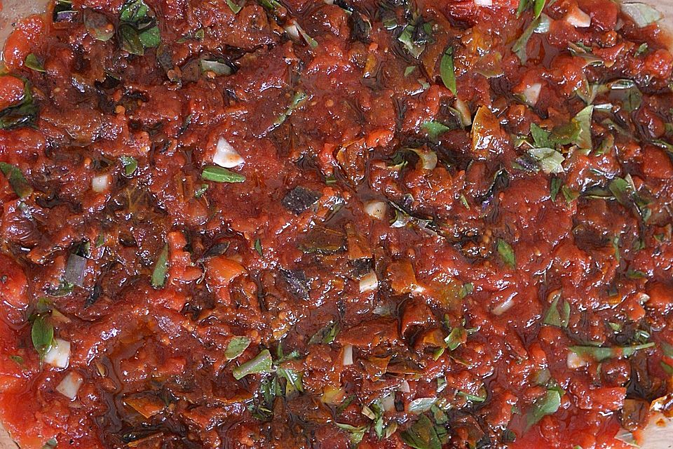 Pastasauce mit getrockneten Tomaten und Zwiebeln Pastasauce mit getrockneten Tomaten und Zwiebeln