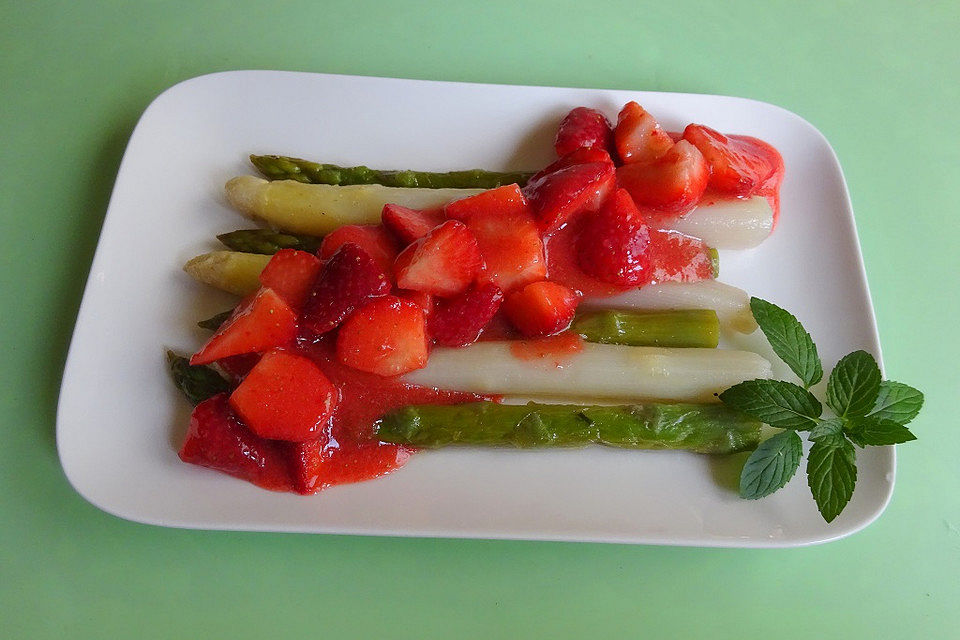 Frühlingssalat mit Spargel und Erdbeeren