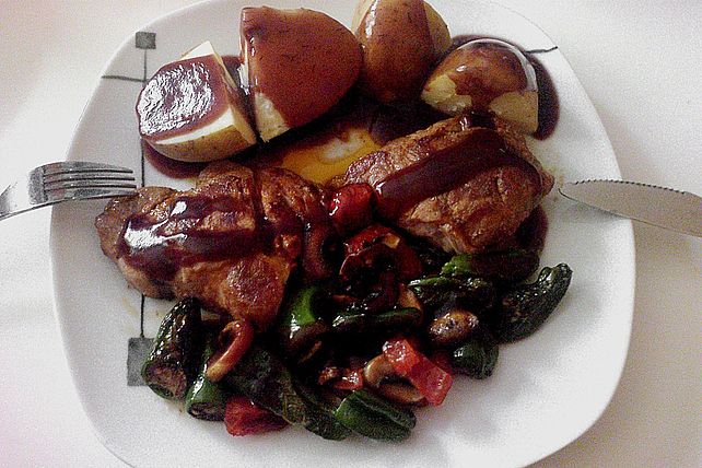 Nackensteak mit Pilzpfanne, Kartoffeln und Rotweinsoße von paradoX123 ...