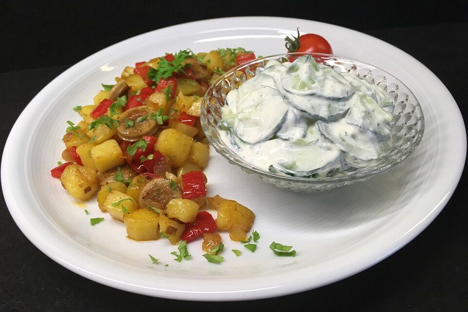 Gurkensalat mit Kräuter - Creme frâiche