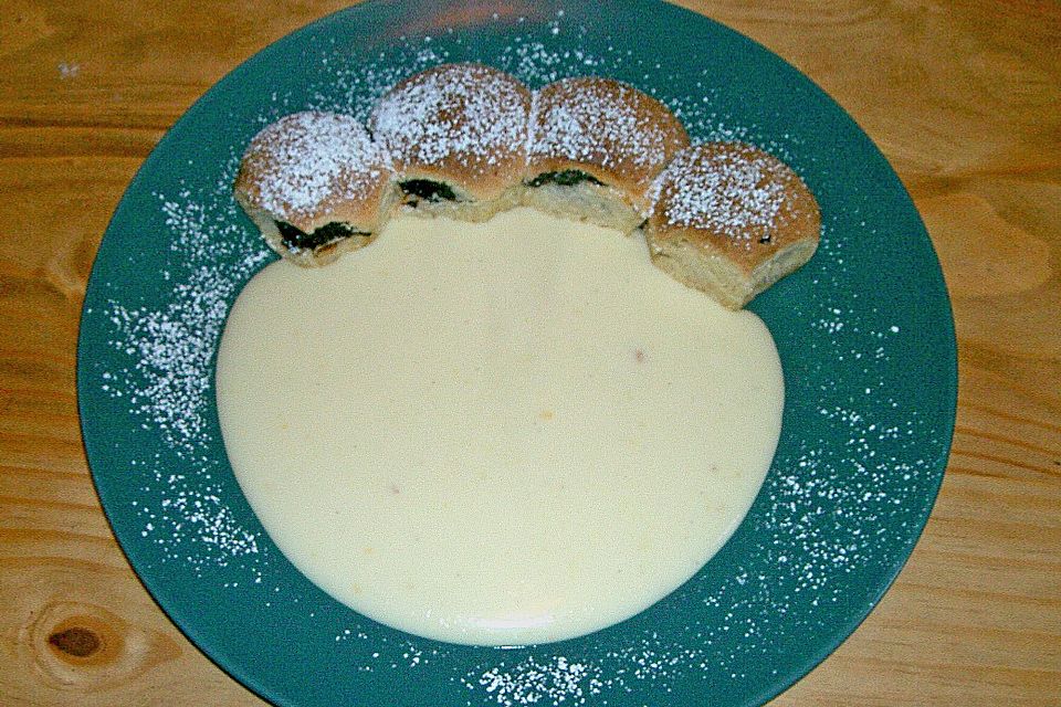 Buchteln mit Vanillesoße