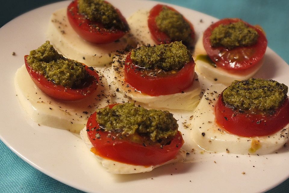 Tomatensalat mit Mozzarella und scharfem Pesto