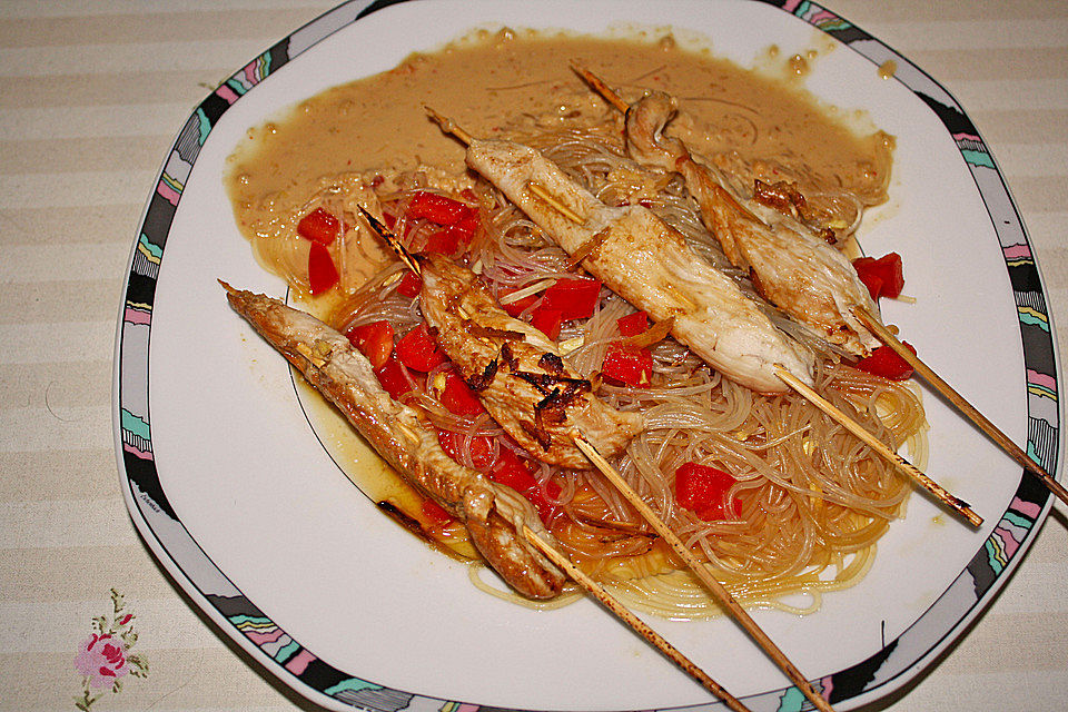 Putenspieße mit Erdnusssoße und Glasnudelsalat