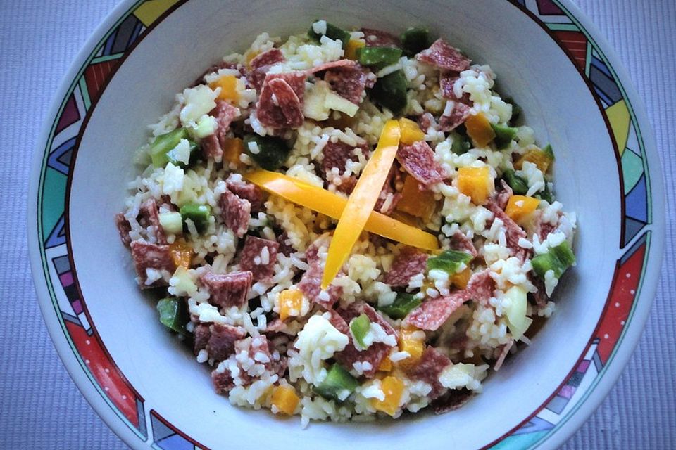 Reissalat mit Salami und Paprika