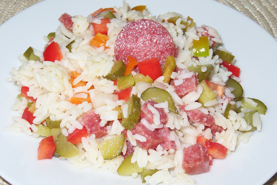 Reissalat mit Salami und Paprika