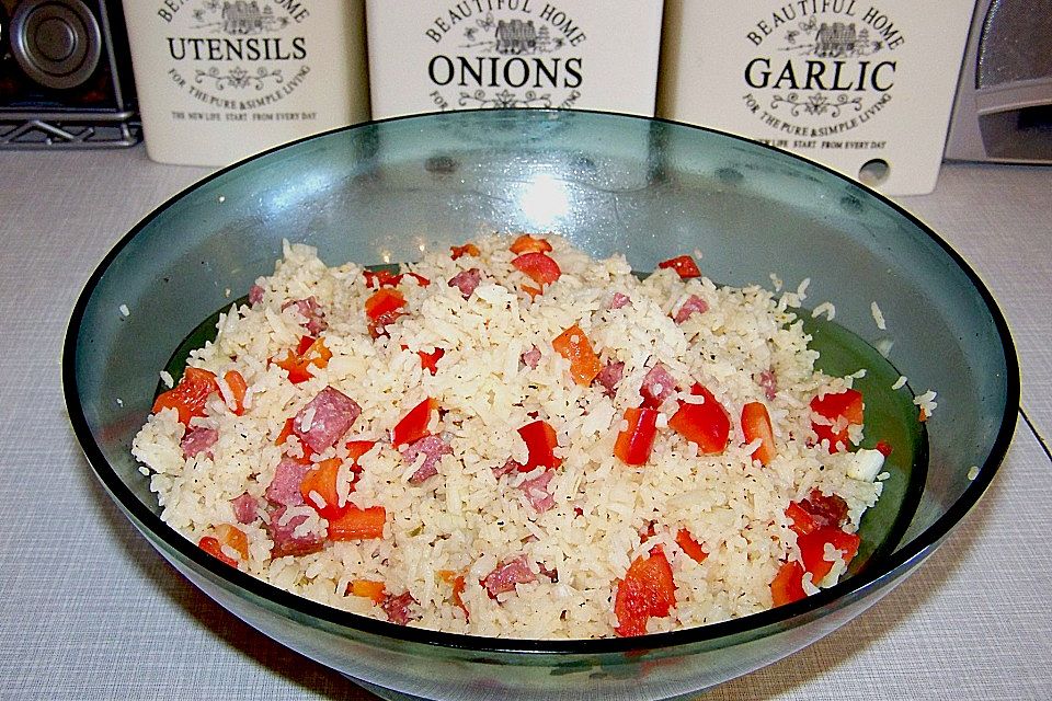 Reissalat mit Salami und Paprika