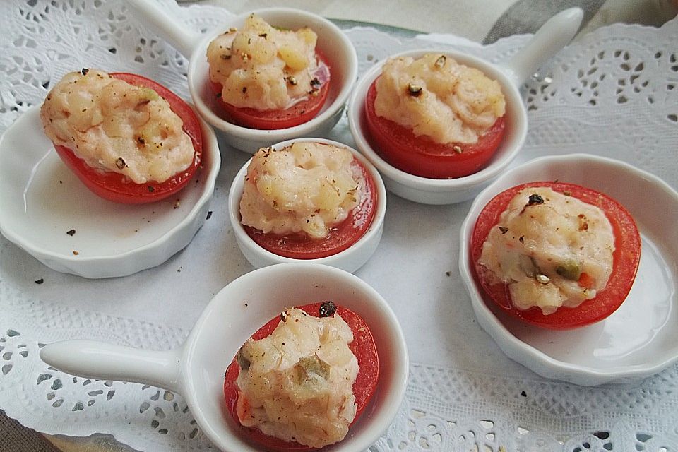 Gefüllte Tomaten mit Putensalat