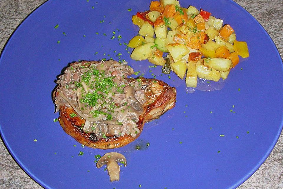 Schweinekoteletts mit Pilzen und Speck