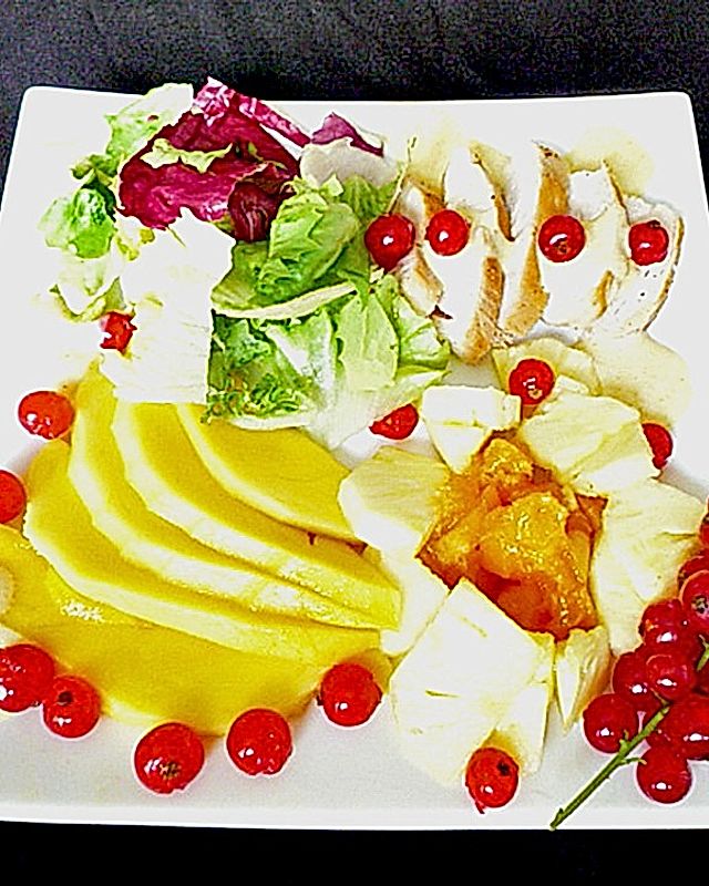 Früchteplatte herzhaft mit Blattsalat, Hähnchenbrust und Currydressing