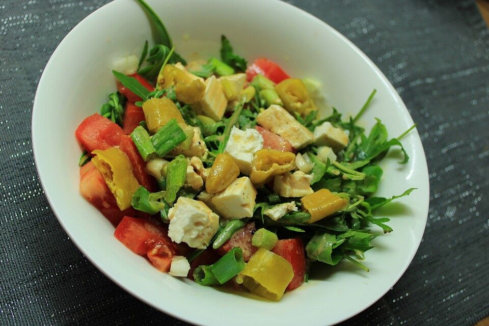 Tomatensalat mit Rucola und Schafskäse