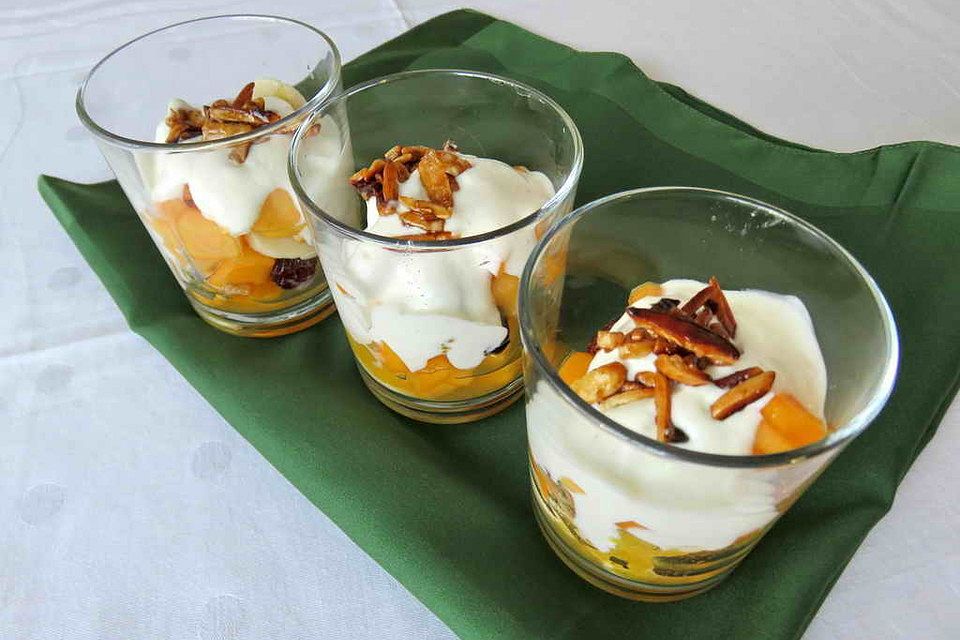 Joghurt - Pfirsich - Dessert mit Amarettini