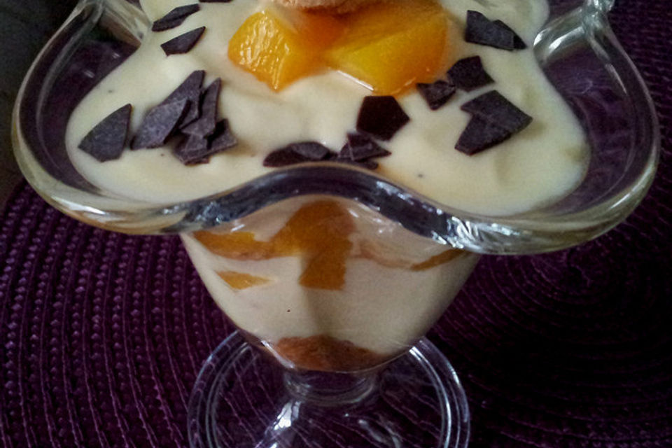 Joghurt - Pfirsich - Dessert mit Amarettini