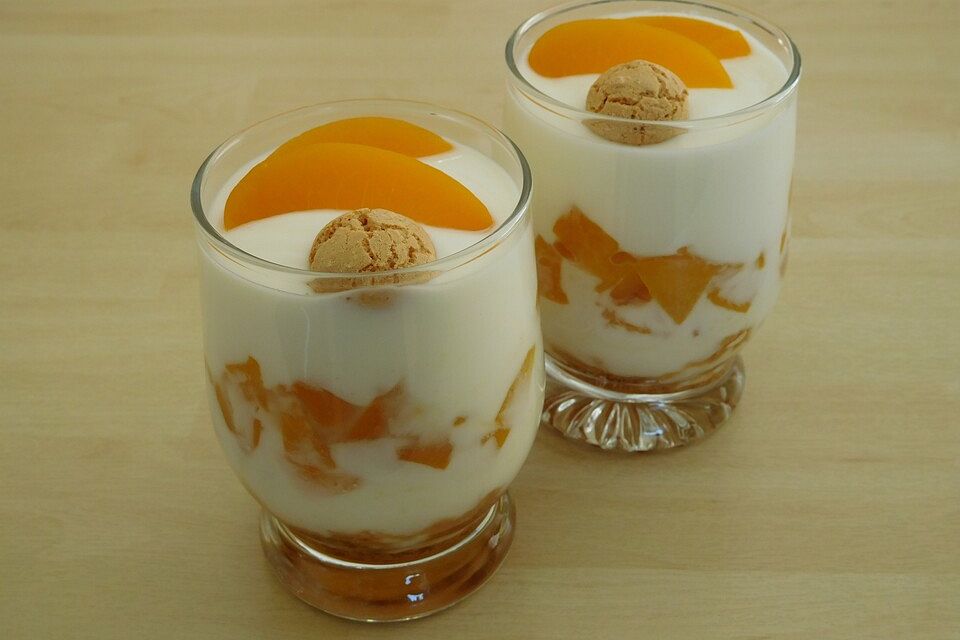 Joghurt - Pfirsich - Dessert mit Amarettini