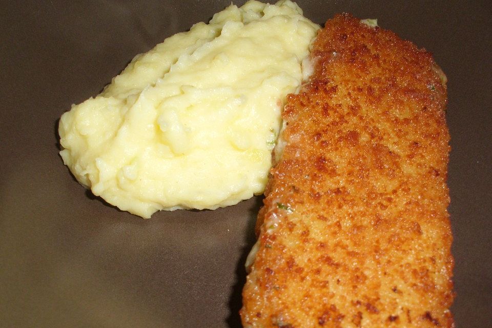 Schlemmerfilet à la Bordelaise mit Gurkensalat und Stampfkartoffeln