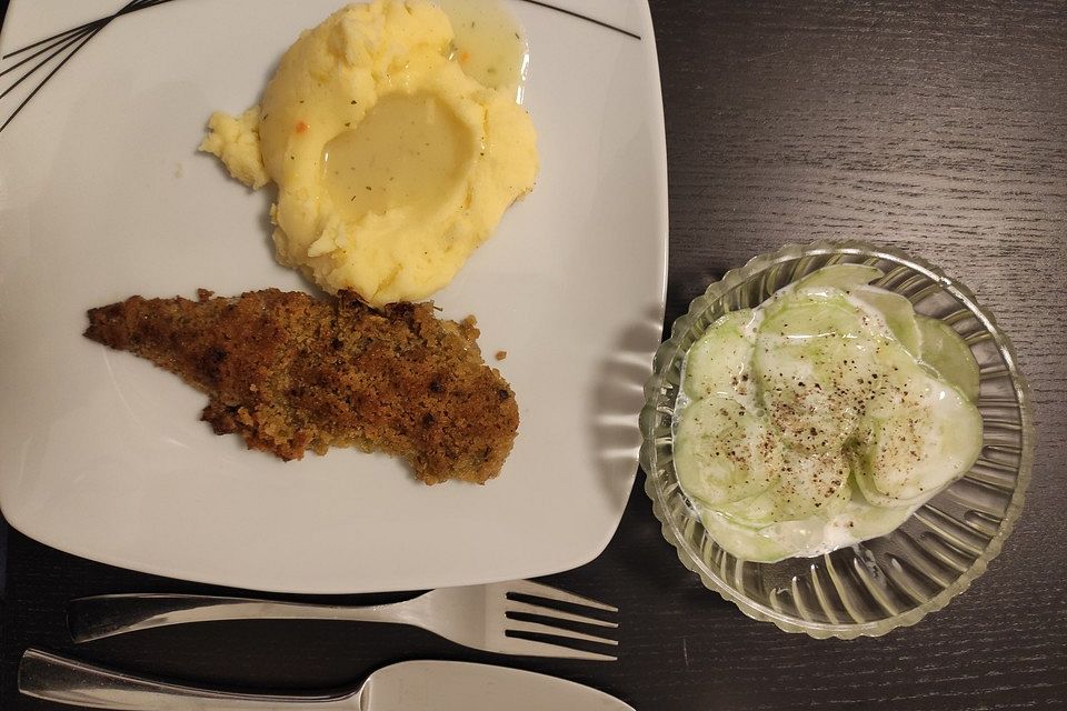 Schlemmerfilet à la Bordelaise mit Gurkensalat und Stampfkartoffeln