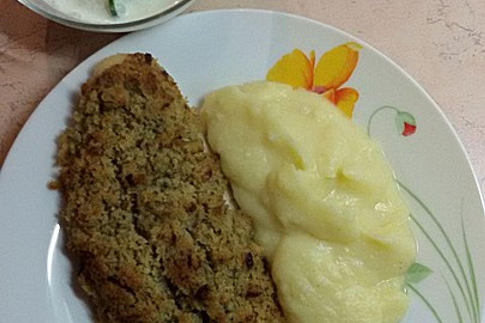 Schlemmerfilet à la Bordelaise mit Gurkensalat und Stampfkartoffeln