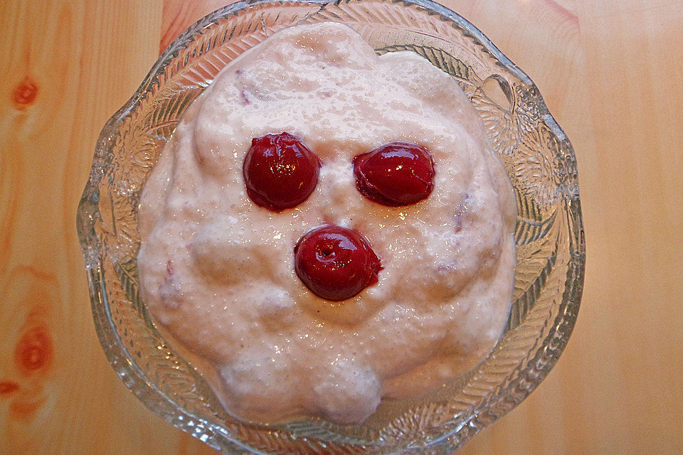 Grießpudding mit Kirschen und Quark