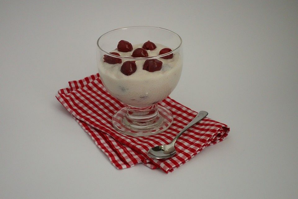 Grießpudding mit Kirschen und Quark