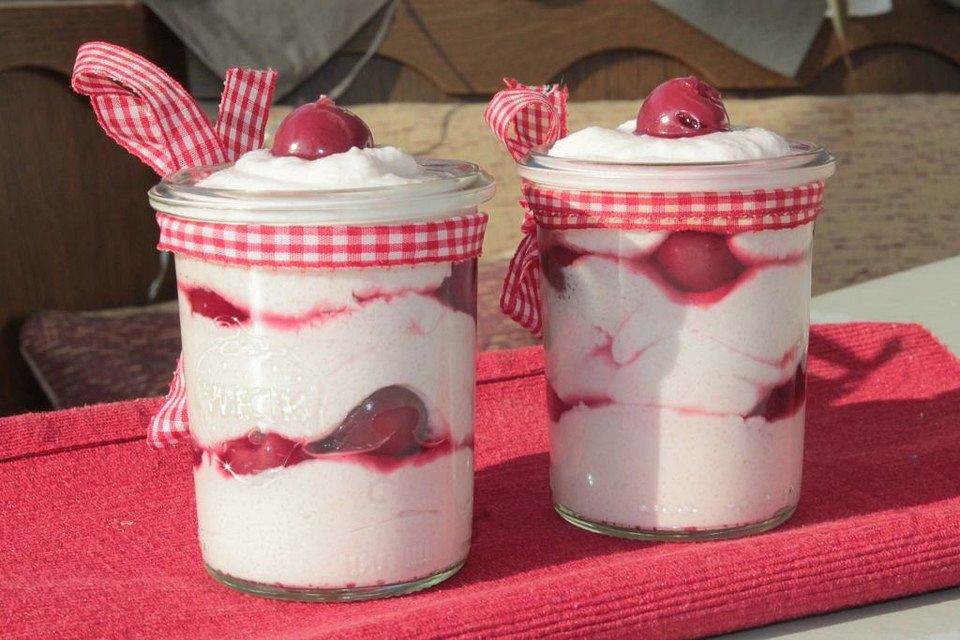 Grießpudding mit Kirschen und Quark