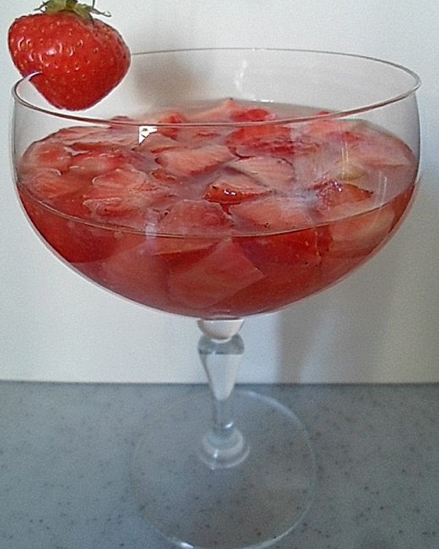 Erdbeeren in Weißwein und Zitronensaft