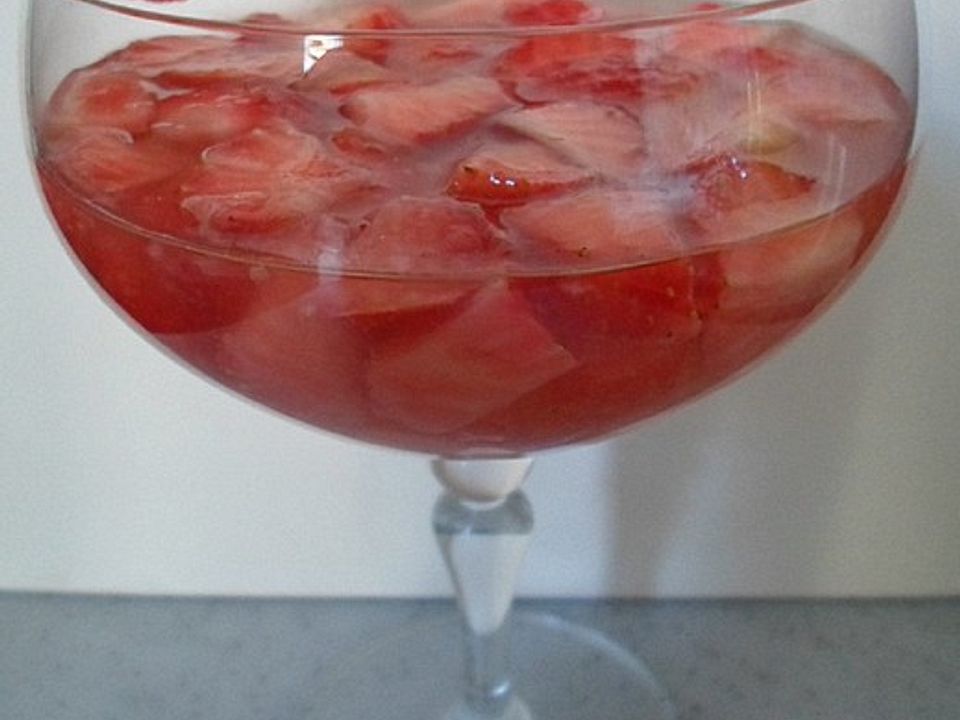 Erdbeeren in Weißwein und Zitronensaft von Maitredecuisine | Chefkoch