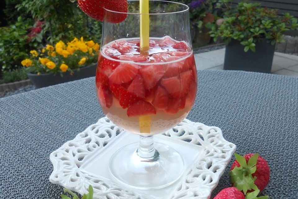 Erdbeeren in Weißwein und Zitronensaft