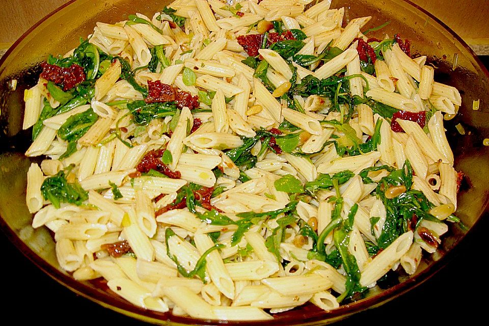 Nudelsalat mit Rucola und Pinienkernen Nudelsalat mit Rucola und Pinienkernen