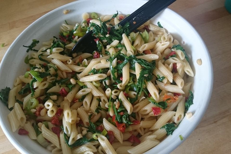 Nudelsalat mit Rucola und Pinienkernen Nudelsalat mit Rucola und Pinienkernen
