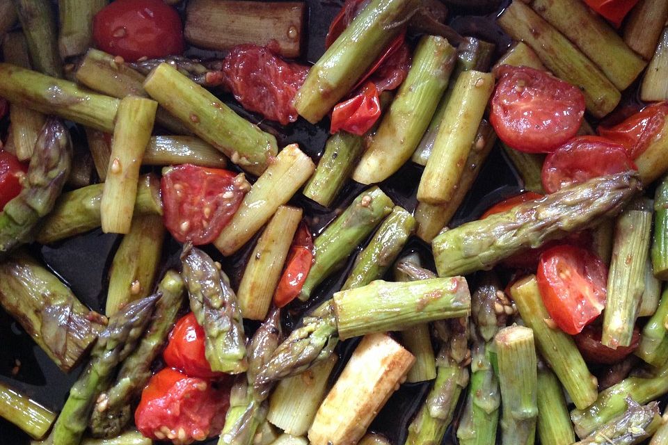 Bandnudeln mit Grünspargel - Cherrytomaten - Parmesan - Sauce